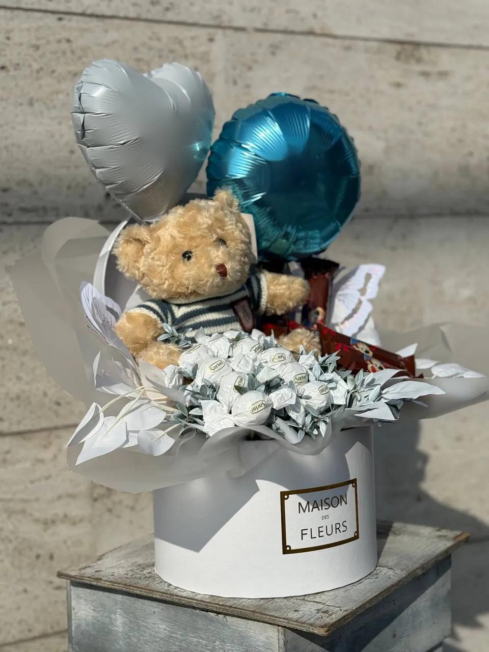 Premium Sweet Gift in White Packaging | ծաղիկներ, ծաղկեպսակներ, բույսեր Երևան Premium Sweet Gift in White Packaging | ծաղիկներ, ծաղկեպսակներ, բույսեր Երևան