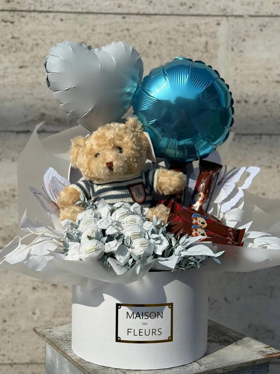 Premium Sweet Gift in White Packaging | ծաղիկներ, ծաղկեպսակներ, բույսեր Երևան Premium Sweet Gift in White Packaging | ծաղիկներ, ծաղկեպսակներ, բույսեր Երևան