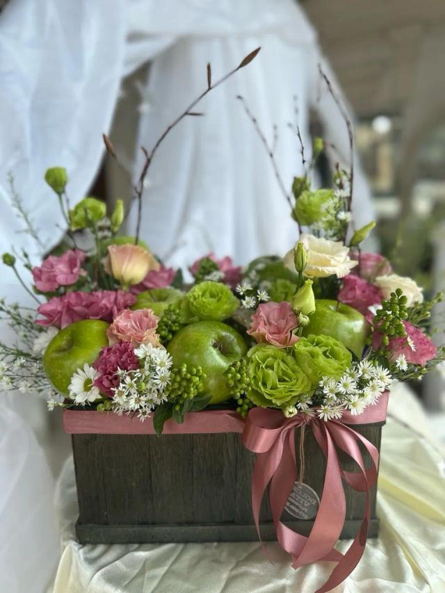 Flower box with fruit combination | ծաղիկներ, ծաղկեպսակներ, բույսեր - առաքում Երևան Flower box with fruit combination | ծաղիկներ, ծաղկեպսակներ, բույսեր - առաքում Երևան