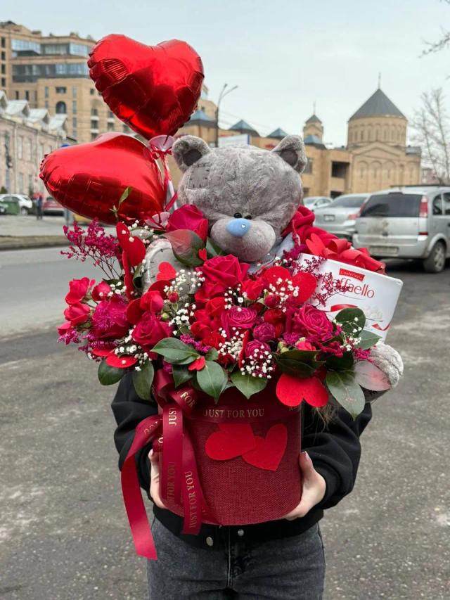 A luxurious floral box full of sweetness | ծաղիկներ, ծաղկեպսակներ, բույսեր - առաքում Երևան A luxurious floral box full of sweetness | ծաղիկներ, ծաղկեպսակներ, բույսեր - առաքում Երևան